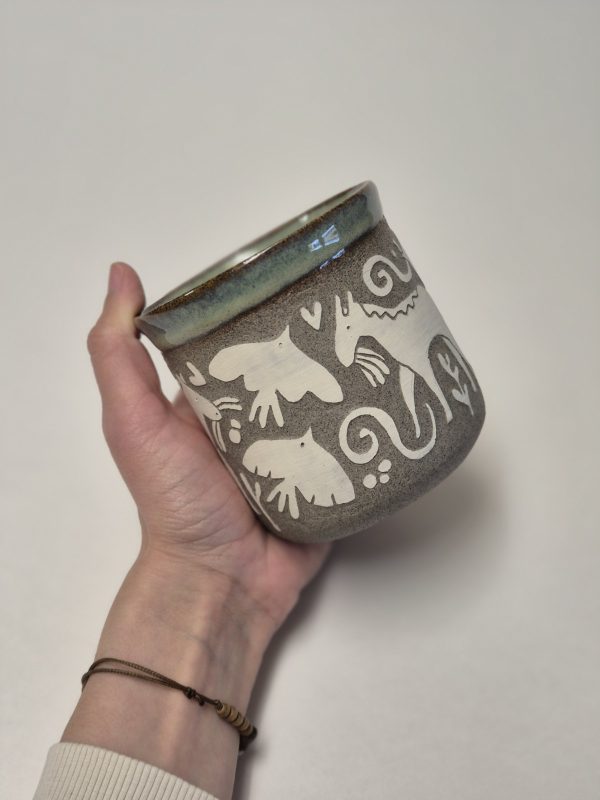 20260408_172849_kopija_1200x1600 Ceramic sgraffito mug with horses